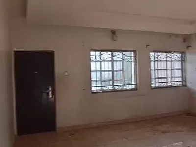 Well Located 3 Bedroom Flat on Second Floor -- Enjoy Convenience