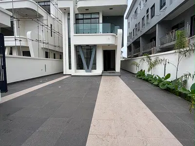 5 Bedrooms Fully Detached Duplex