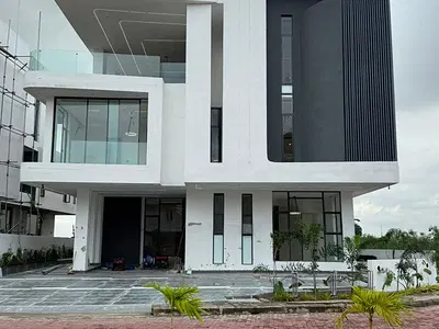Luxury 6 Bedroom Fully Detached Duplex + Solar