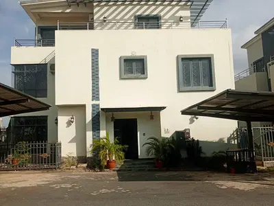 Luxury Finished 5 Bedroom Fully Detached Duplex with BQ and Rooftop