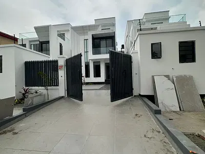 Stunning 5 Bedroom Detached Duplex with Cinema and Pool