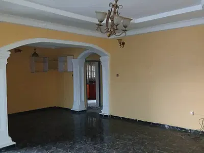 A Luxury 2 Bedrooms Flat Upstairs