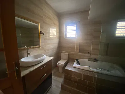 5 Bedroom Fully Detatched Duplex