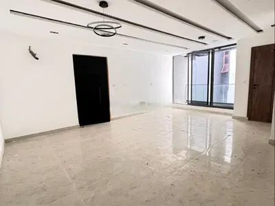 Beautiful 2 Bedroom Apartment with Elevator