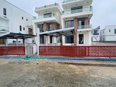 Newly Built 5 Bedroom Home Duplex