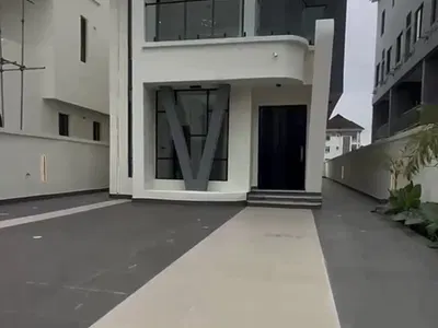 Luxurious 5 Bedroom Detached Duplex