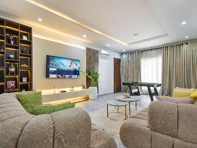 Premium 3-Bedroom Serviced Apartment with Swimming Pool and Snooker