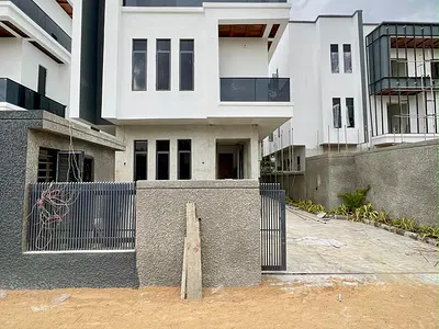 6 Bedroom Fully Detached Duplex