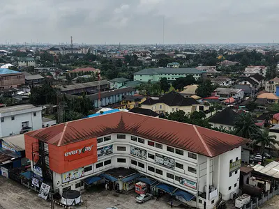 Open Plan Office Complex on 3 Floors WT Service Quarters