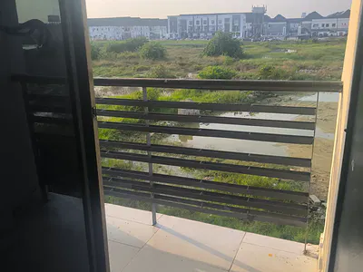 Luxury and Fully Serviced 2 Bedroom Apartment Upstairs