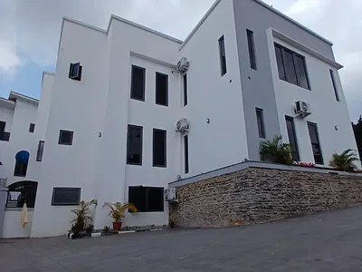 Fully Furnished 6 Bedroom Mansion with Swimming Pool with 2 Bedroom Gu