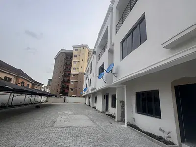 Modern 4 Bedroom Semi Detached House