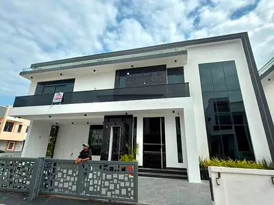 Beautifully Finished 5 Bedroom Fully Detached