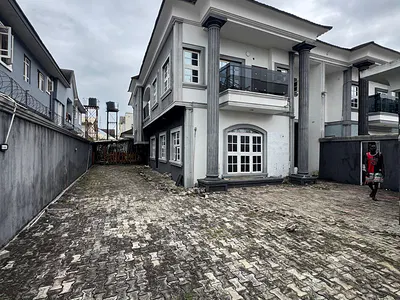 Well Maintained 5 Bedroom Detached Duplex