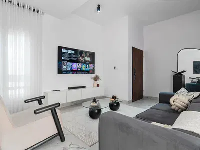 Luxury 2 Bedroom Apartment with Modern Interiors
