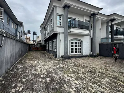 Well Maintained 5 Bedrooms Duplex with BQ