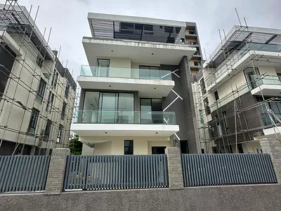 Extraordinary Contemporary Designed 6 Bedroom Detached House