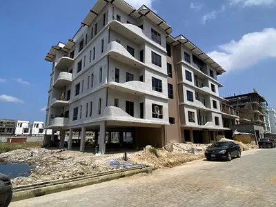 Gorgeous 2 Bedroom Apartment with an Elevator, Pool