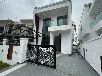 Luxurious 5 Bedroom Fully Detached with BQ and Pool