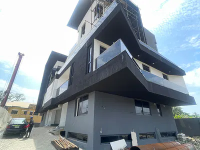 Aesthetically Pleasing 4 Bedroom Duplex with a Pool, BQ