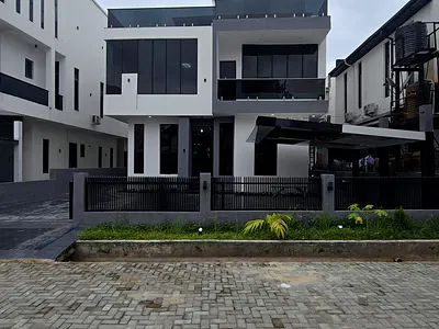 Newly Built 5 Bedroom House with Rooftop Terrace