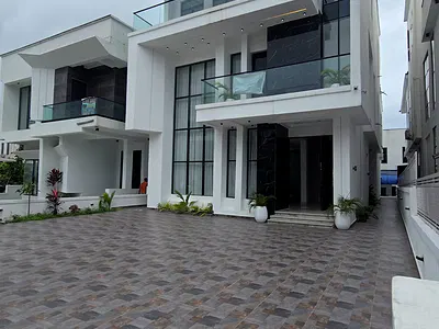 Newly Built 5 Bedroom House