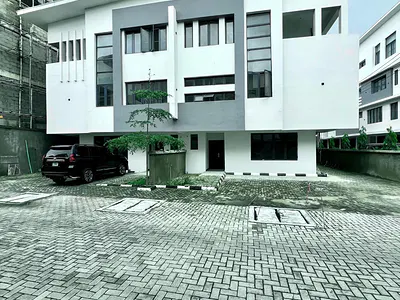 Spacious 5 Bedroom Semi-Detached with BQ Service