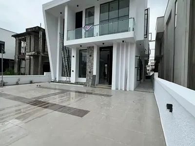 Contemporary 5 Bedroom Fully Detached Duplex in a Classic Estate