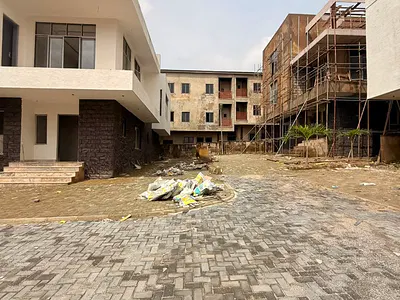 Distress 5 Bedroom Fully Detached Duplex in an Estate
