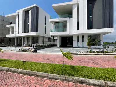 Contemporary 6 Bedroom Fully Detached Duplex