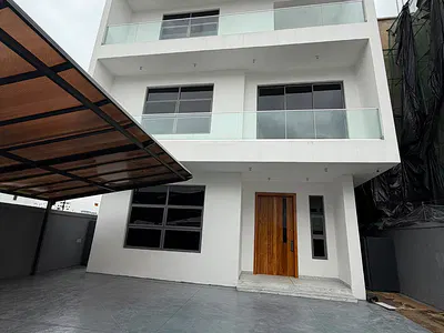 Contemporary 5 Bedroom Fully Detached Duplex
