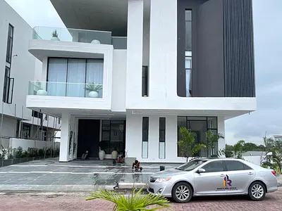 Ultra Modern 6 Bedroom Home