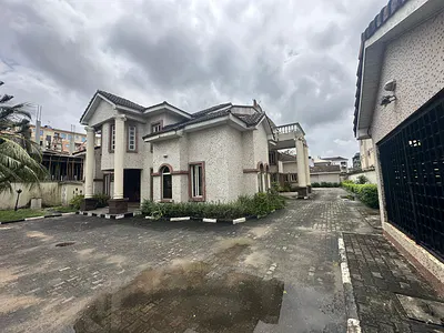 Eight (8) Bedroom Fully Detached Duplex with 4 Sitting RMS and 2 BQ
