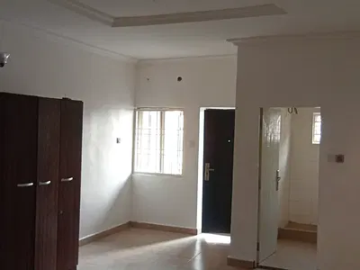 Well Finished, Spacious 1 Bedroom Flat with Guest Toilet, Wardrobe