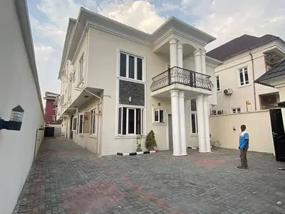 Building Consist of 5 Bedroom Semi Detached N 2 Units of 3 Bedroom