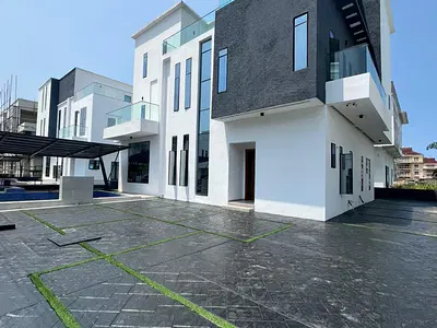 Sharp Lovely 5 Bedroom Detached Duplex with Pool