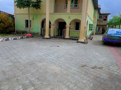 Spacious 6 Bedroom Detached House with 4 Flats at the Back