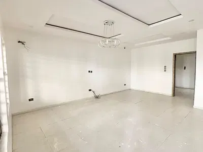 Mini Flat with a Fully Fitted Kitchen Available