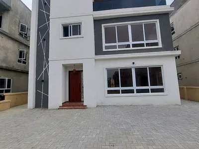 Luxury Finished 6 Bedroom Fully Detached House in a Serene Neighborhoo