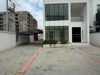 5 Bedroom Luxuriously Built Fully Detached with Gym & Swimming Pool