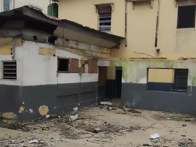 Old Detached Buidling and Space at the Back for Commercial Purpose. — Yaba, Lagos