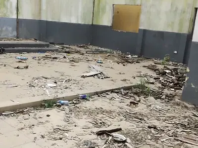 Old Detached Buidling and Space at the Back for Commercial Purpose. — Adekunle, Yaba, Lagos