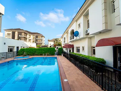 Luxurious Fully Furnished Serviced 4 Bedrooms Maisonette with BQ, Pool — Ikoyi, Lagos
