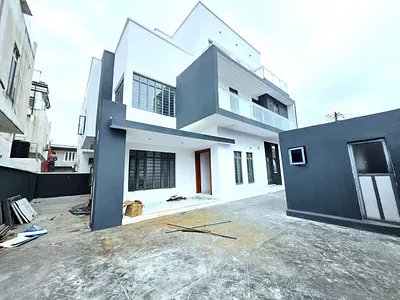 Newly Renovated 5 Bedrooms Fully Detached House — Lekki Right, Lekki Phase 1, Lekki, Lagos