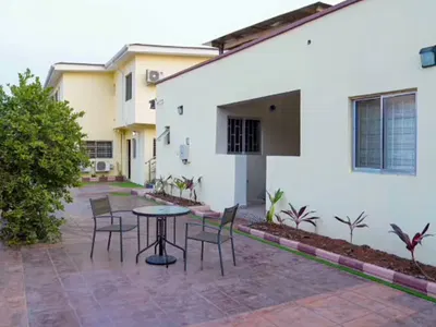 Serviced 2 Bedroom Bungalow with 247power & Free Wifi — Victoria Island (VI), Lagos