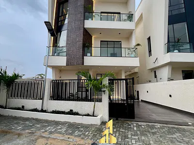 5 Bed Luxury Detached Home with Swimming Pool, Cinema, Gym and BQ — Lekki, Lagos