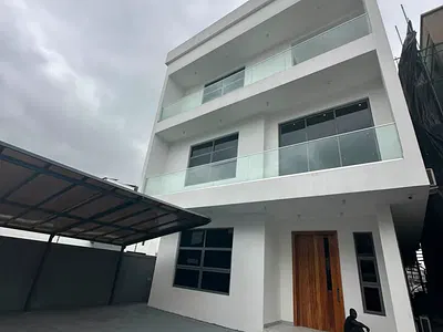 Luxury Fully Detached 5 Bedroom Waterfront Residence — Ikoyi, Lagos