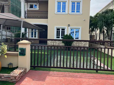 Well Renovated 5 Bedroom Fully Detached with BQ and Mini Flat Behind — Lekki, Lagos