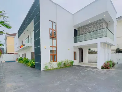 Stunning 6 Bedroom Detached House with BQS — Ikeja, Lagos