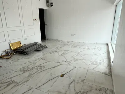 Shop Space Upstairs Facing Good for Saloon, Hair Etc — Lekki, Lagos